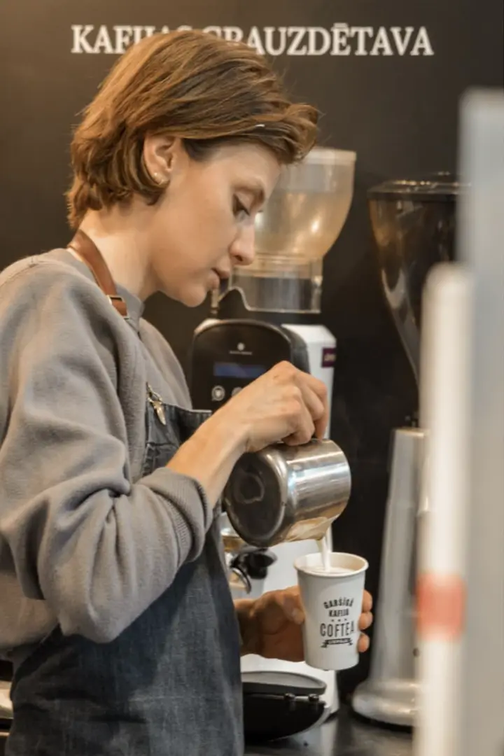 Coftea īpašniece gatavo kafiju