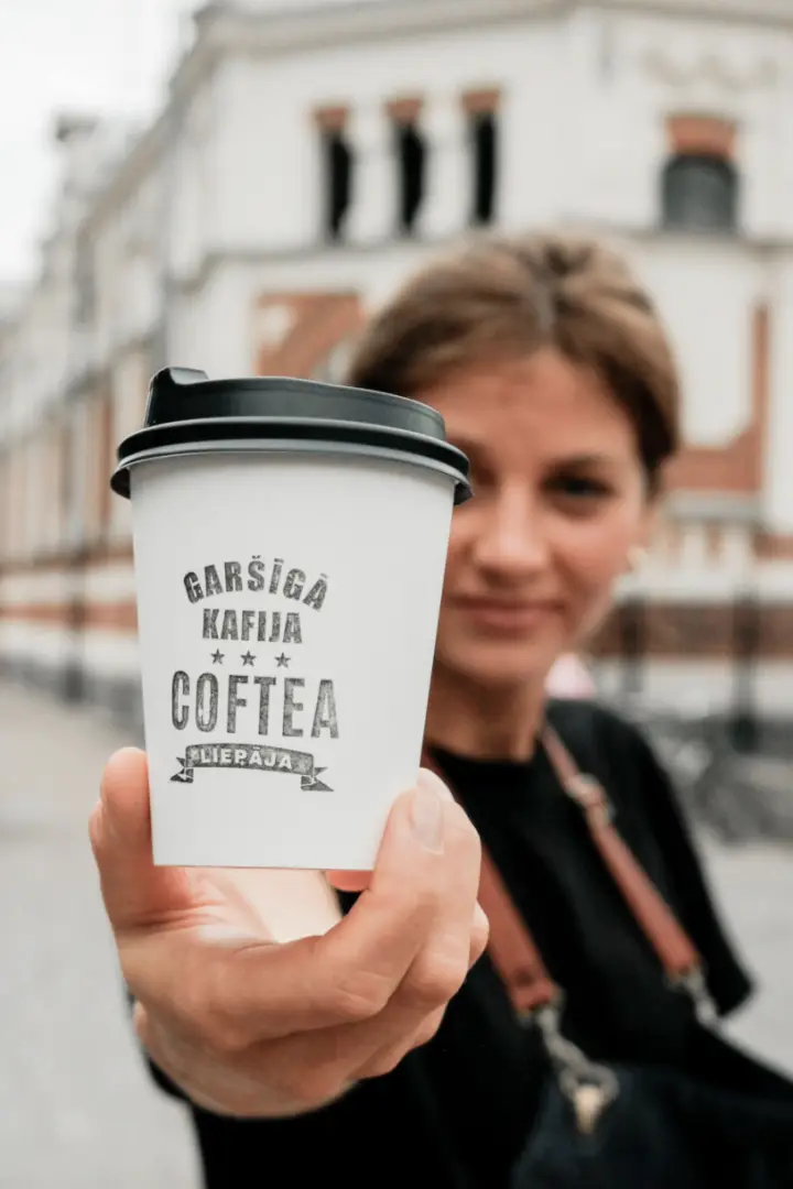 Coftea īpašniece tur Coftea kafiju Liepājā